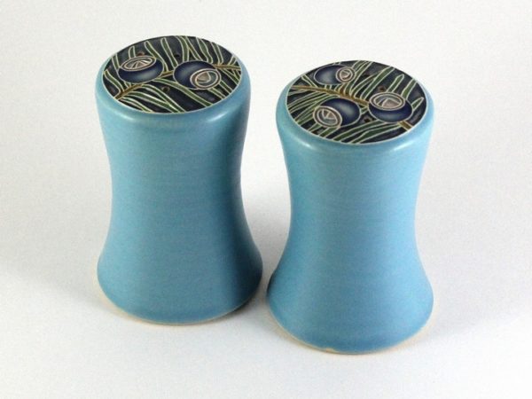 Yew salt and pepper set - Image 4