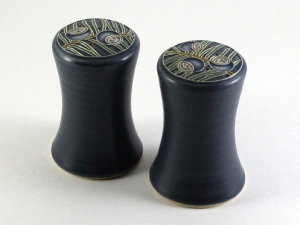 Yew salt and pepper set - Image 2
