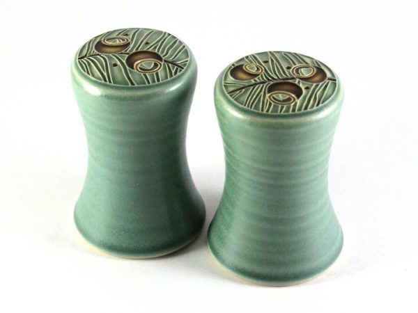 Yew salt and pepper set - Image 3